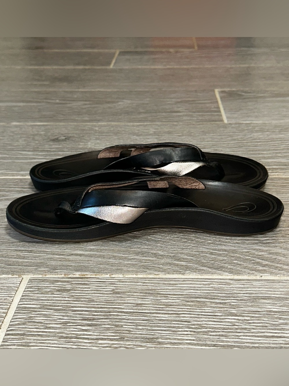 Olukai Kaekae Leather Black Silver Women's 8 Sandals Flip Flops Metallic Boho - Picture 4 of 10